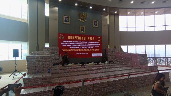 SITA UANG - Uang sitaan dari Wilmar Group saat ditampilkan oleh Kejaksaan Agung, Jakarta, Selasa (17/6/2025). Total Kejaksaan Agung menyita Rp 11,8 triliun.