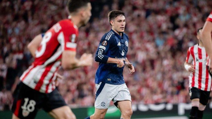 AKSI UGARTE - Aksi gelandang Manchester United saat melawan Athletic Bilbao di laga semifinal Liga Eropa. Ugarte pun sukses membawa timnya menang 3-0 pada leg pertama.