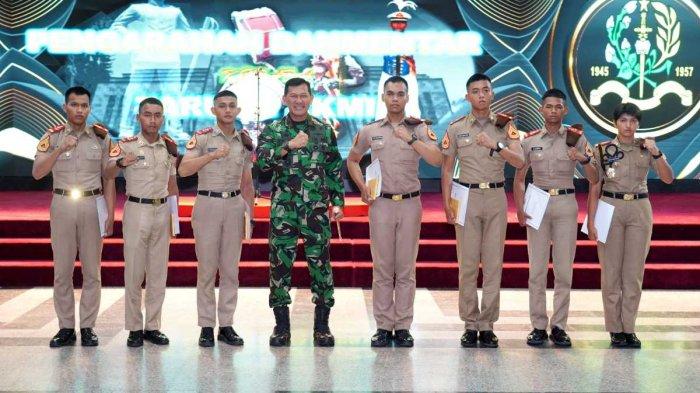 Komandan Resimen Taruna (Danmentar) Akademi Militer, Brigjen TNI Kristomei Sianturi, S.Sos., M.Si.(Han), memberikan pengarahan kepada Taruna Tingkat II/ Sersan Taruna (Sertar) dan Tingkat III/ Sersan Mayor Dua Taruna (Sermadatar) di Gedung Moh Lily Rochli, Akademi Militer. (Dok.Akmil)