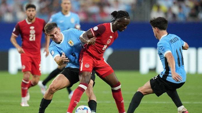 Aksi Ismael Kone dan Facundo Pellistri pada laga perebutan tempat ketiga Copa America 2024 antara Timnas Kanada dan Timnas Uruguay di Stadion Bank of America, Minggu (14/7/2024).