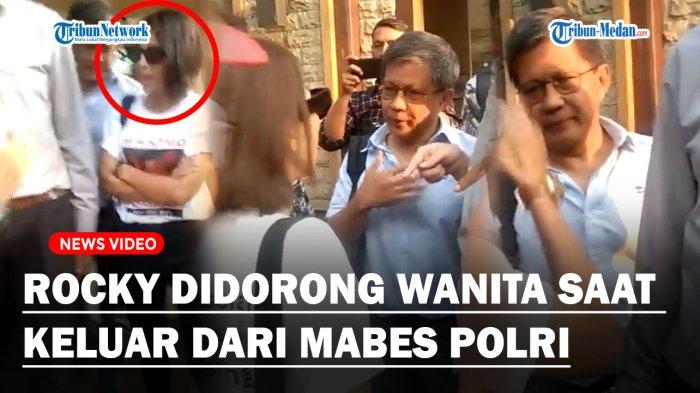 Usai Pemeriksaan, Rocky Gerung Diadang Massa Hingga Ricuh Saat Keluar Dari Mabes Polri