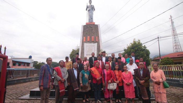 Ketua DPD PDI Perjuangan Sumut Rapidin Simbolon bersama Sorta Ertaty Siahaan istrinya usai ziarah di Makam Leluhur Tugu Juara Monang bersama penetua Marga Siahaan, Senin (18/9/2023)