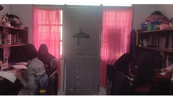 Usi, Tiara dan dua rekannya sedang belajar  di asramanya.