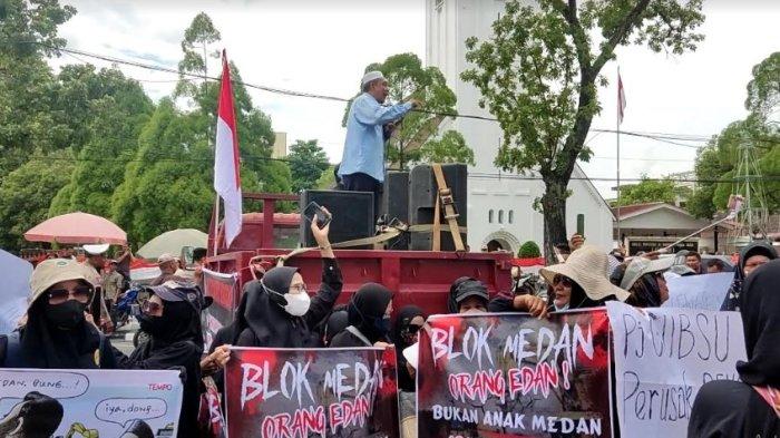 Ustaz Heriansyah orasi di atas truk bersama massa Rakyat Sumut Bergerak di depan kantor Gubernur Sumut, Jalan Diponegoro, Selasa (27/8/2024).