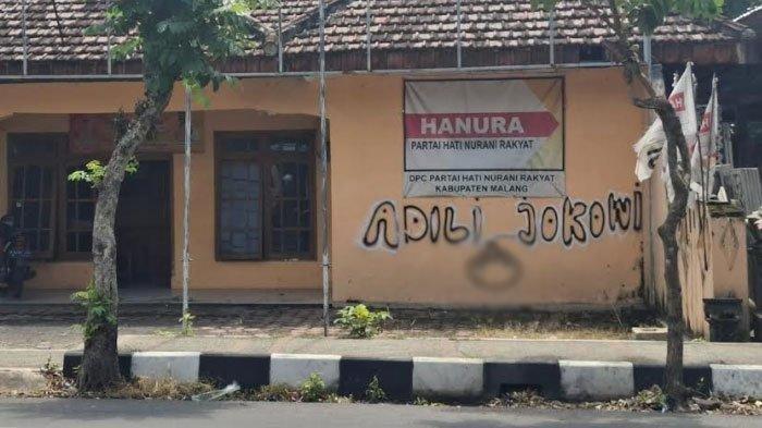 VANDALISME ADILI JOKOWI - Aksi vandalisme bertuliskan 'Adili Jokowi' di Kantor Partai Politik Kabupaten Malang, Kamis (6/2/2025). Pihak kepolisian Polres Malang memburu pelaku vandalisme.