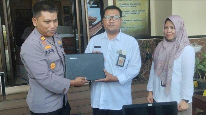 Polsek Pagelaran Malang menyerahkan laptop yang telah dicuri tiga pelajar, ke pihak SMP, Jumat (19/4/2024).
