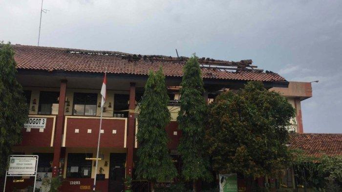 Orangtua siswa di SDN 03 Daan Mogot Tangerang keluhkan pungutan Rp 30 ribu.