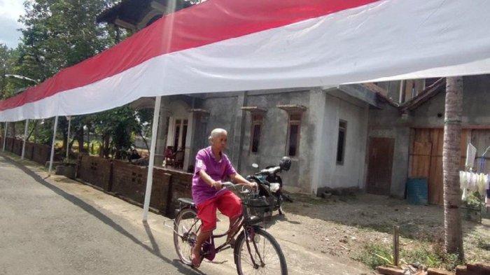 VIRAL Ibu Ini Jahit Bendera Merah Putih 780 Meter, Dipasang Pakai 400 Tiang hingga Kelilingi 5 RT
