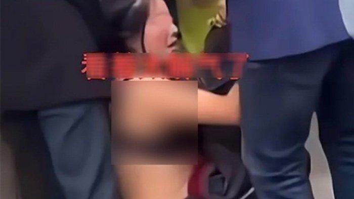 VIRAL Istri Sah Keroyok dan Lucuti Pakaian Pelakor di Depan Umum, Reaksi Suaminya Bikin Tambah Murka