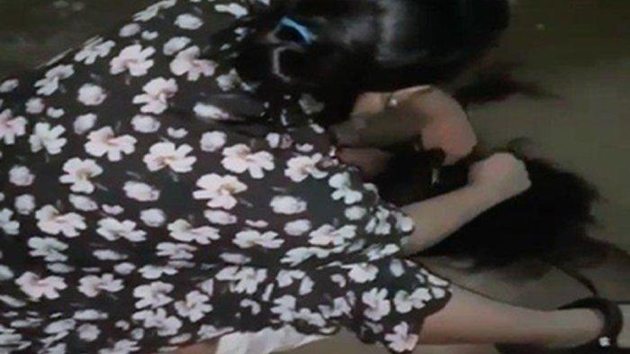 VIRAL Istri Sah di Sumsel Ngamuk hingga Potong Rambut Selingkuhan Suami, Pelakor Nangis tak Berkutik