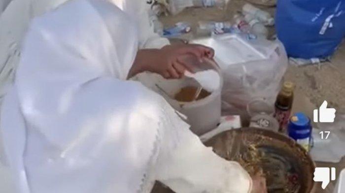 Jemaah asal Madura disebut-sebut jualan rujak di Arafah