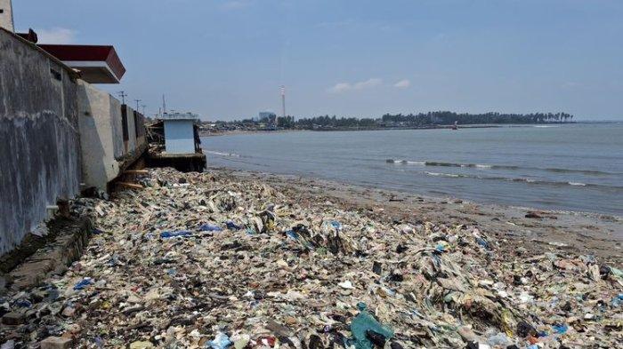Kondisi Pantai Teluk Labuan di Kabupaten Pandeglang, Provinsi Banten yang kembali dipenuhi sampah setelah satu tahun dibersihkan, Senin (22/4/2024).