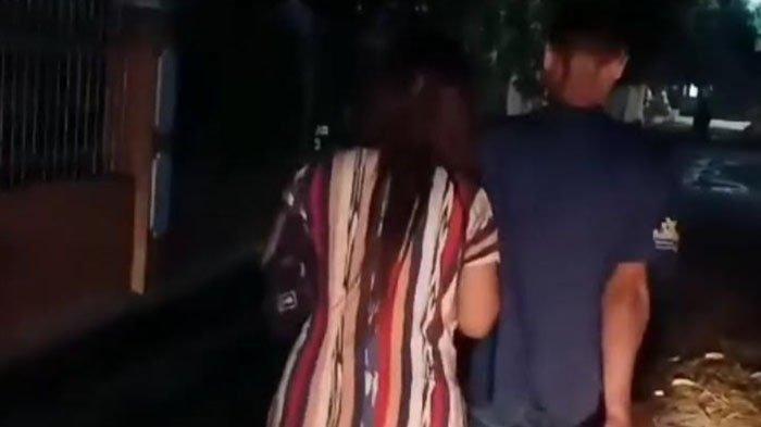 WT dan LW saat diarak IR serta warga menuju Balai Desa Mayangkawis, Kecamatan Balen, Bojonegoro, Sabtu (23/3/2024) malam. WT yang merupakan istri dari IR, diduga berselingkuh dengan LW.