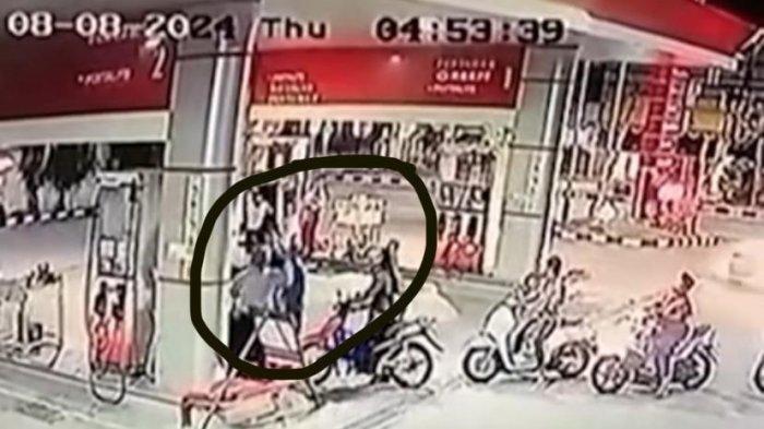 VIRAL Pemuda Dikeroyok 6 Orang Usai Menegur agar tak Buang Puntung Rokok di SPBU, tak Ada yang Bantu