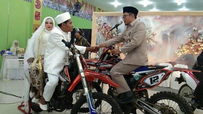 VIRAL Pengantin Ijab Kabul di Atas Motor Trail, Saksi Langsung Geber Gas saat Ucapkan Sah