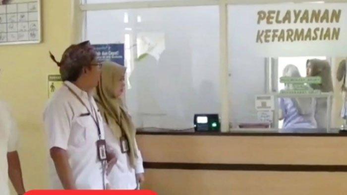 SEPI PETUGAS - Tangkapan layar Puskesmas Kwanyar, Bangkalan, Jawa Timur. Viral di media sosial pasien yang mau tebus obat di puskesmas harus menunggu hingga dua jam karena sepi petugas.