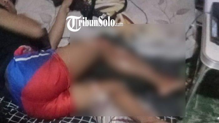 Karyawan Sate Pak Banjir Nonongan, Raka (23) rela terseret sekitar 300 meter dan menderita luka parah demi mempertahankan smartphone yang dibelikan oleh almarhumah ibunya.