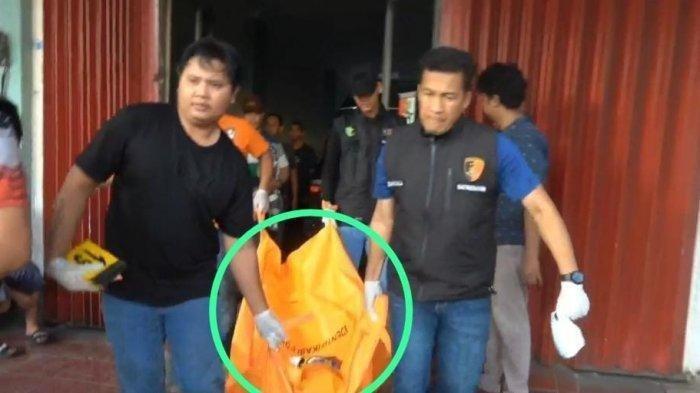 Saat Kanit Reskrim Polsek Panakkukang Iptu Sangkala saat mengevakuasi mayat santri ZA terjatuh dari atap Ruko, Kecamatan Panakkukang, Makassar, Minggu (28/7/2024) siang.