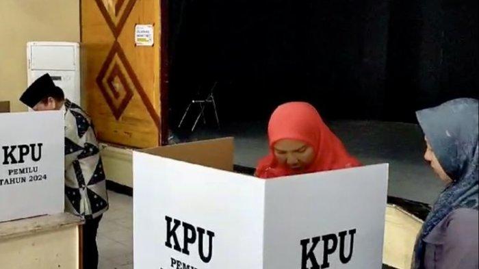 Wali Kota Bandar Lampung Eva Dwiana terekam memanggil ajudan dan menukar surat suara saat pencoblosan. Diduga penukaran itu terjadi lantaran wali kota salah coblos calon legislatif (caleg). Momen itu terekam kamera salah satu wartawan yang meliput Eva di TPS 07, Kelurahan Palapa, Kecamatan Tanjung Karang Pusat pada Rabu (14/2/2024).