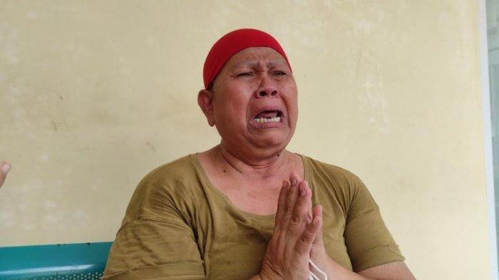 Valentina Panggabean (59) ibu Doli Manurung, tersangka dugaan penganiayaan personel TNI, saat diwawancarai, Sabtu (10/8/2024). Ia tak kuasa menahan tangis kepedihan mengingat anaknya dijemput paksa, lalu disiksa diduga TNI.