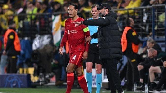 Pelatih Liverpool, Juergen Klopp, berbicara dengan Virgil van Dijk, dalam laga leg kedua semifinal Liga Champions kontra Villarreal di Stadion de la Ceramica, Selasa (3/5/2022).