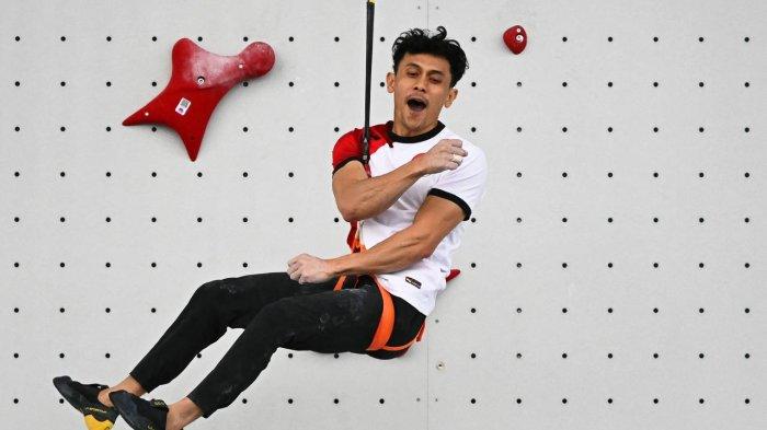 Veddriq Leonardo meraih medali emas Olimpiade Paris 2024 di Le Bourget Climbing Venue, Kamis (8/8/2024) sore WIB, usai kalahkan Wu Peng (China).  