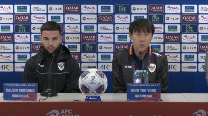 Pelatih Timnas Indonesia Shin Tae-yong dan Calvin Verdonk (kiri)