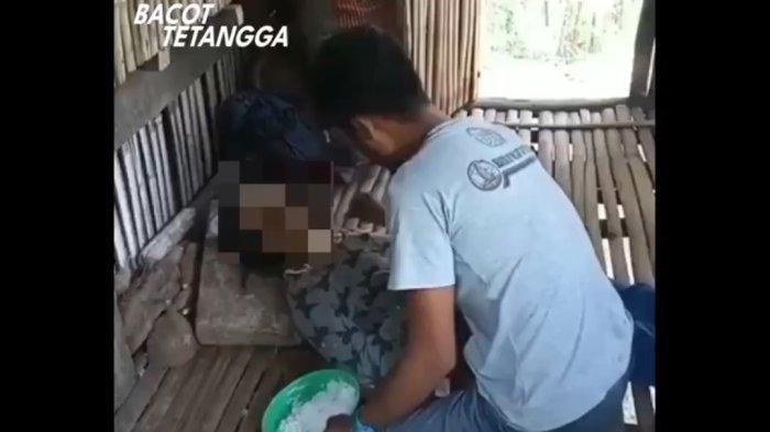Video seorang pemuda yang tega kencingi wanita tua diduga adalah ibu kandungnya sendiri viral di media sosial, identitasnya diburu