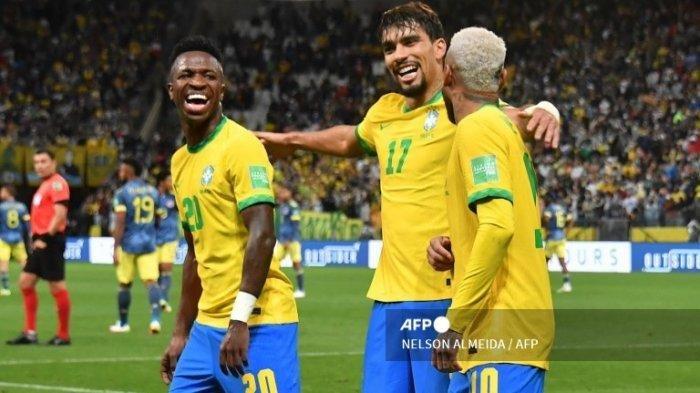 Pemain Brasil Lucas Paqueta (tengah) merayakan dengan rekan setimnya Vinicius Junior (kiri) dan Neymar setelah mencetak gol ke gawang Kolombia selama pertandingan sepak bola kualifikasi Amerika Selatan untuk Piala Dunia FIFA Qatar 2022, di Neo Quimica Arena, sebelumnya dikenal sebagai Arena Corinthians, di Sao Paulo , Brasil, pada 11 November 2021.
