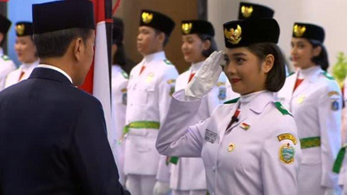 Violetha Agryka Sianturi (15) siswi SMAN 1 Sibolga terpilih menjadi Pemimpin Upacara Pengukuhan Pasukan Pengibar Bendera Pusaka (Paskibraka) Tingkat Pusat Tahun 2024, di ruang Kredensial Istana Garuda, Ibu Kota Nusantara (IKN), Selasa (13/8/2024). (Biro Setpres)