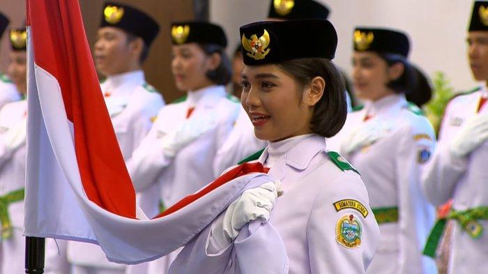 Perwakilan Sumut, Violetha Agryka Sianturi memimpin upacara pengukuhan Pasukan Pengibar Bendera Pusaka atau Paskibraka di Ibu Kota Negara (IKN) Nusantara, Kalimantan Timur, Selasa (13/8/2024).