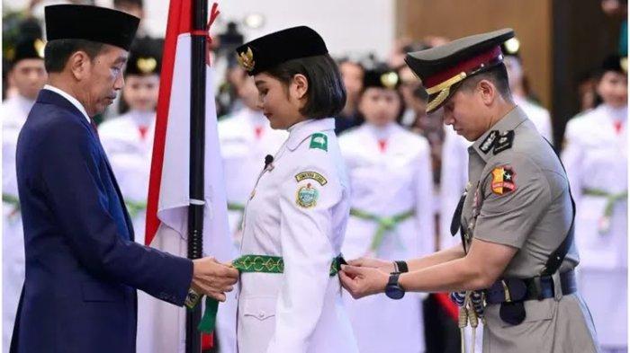 Violetha Agryka Sianturi (15) siswi SMAN 1 Sibolga terpilih menjadi Pemimpin Upacara Pengukuhan Pasukan Pengibar Bendera Pusaka (Paskibraka) Tingkat Pusat Tahun 2024, di ruang Kredensial Istana Garuda, Ibu Kota Nusantara (IKN), Selasa (13/8/2024). (Biro Setpres)