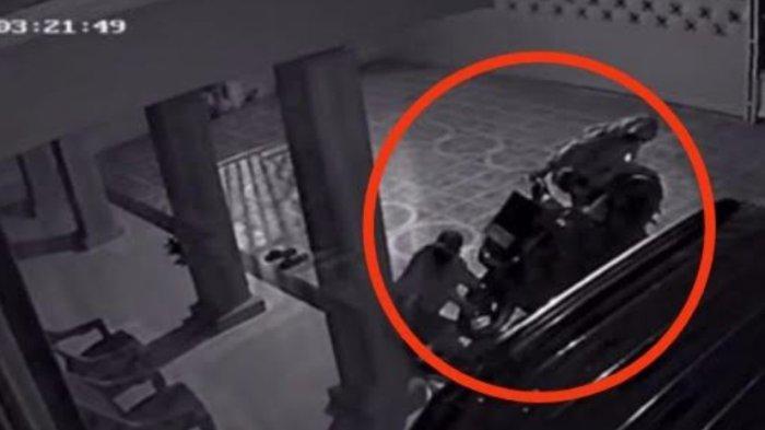 Tangkap layar aksi pencurian sepeda motor di Jalan Kolam, Kecamatan Medan Area.