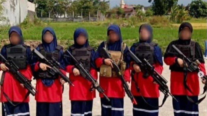 Santriwati pegang aisoft gun. Viral sejumlah santriwati yang masih di bawah umur memegang senjata aisoft gun.