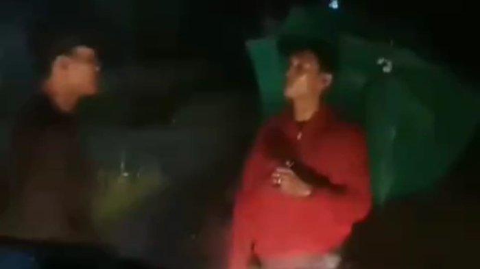 Aksi preman (kanan) membawa parang saat pungli sopir truk di Jalan Jalan Kuala-Binjai, Kabupaten Langkat, Sumatera Utara, Jumat (15/9/2023). 