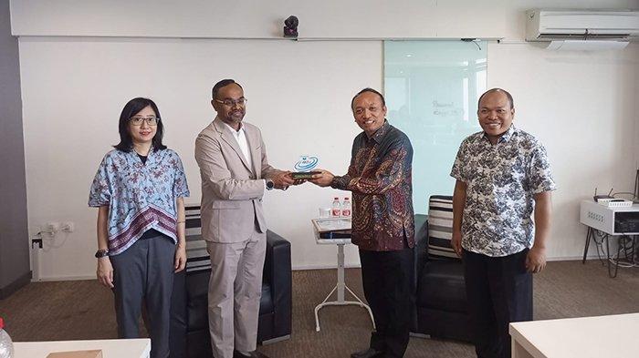 Rektor Universitas Mahkota Tricom Unggul (MTU) Dr. Dompak Pasaribu, S.E, M.Si, CPA, CACP menyerahkan plakat kepada narasumber seminar “Writing & Publication in International Journal (SCOPUS)