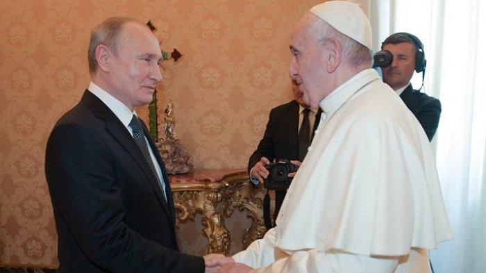 Presiden Rusia Vladimir Putin bertemu dengan Paus Fransiskus di Vatikan pada 4 Juli 2019.