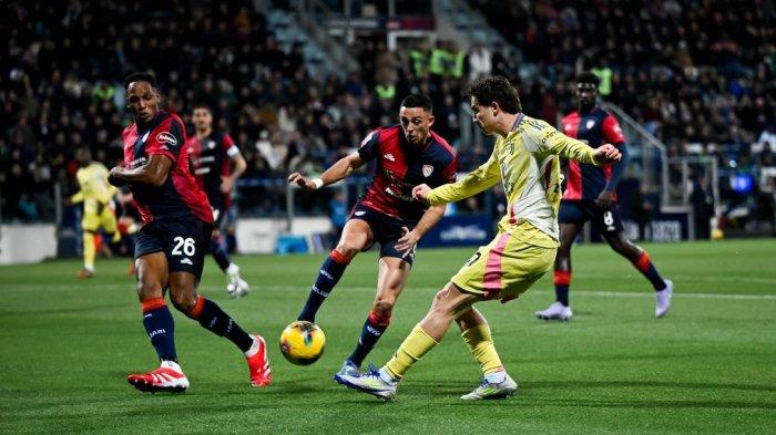 MENANG - Aksi penyerang Juventus, Dusan Vlahovic melewati bek Cagliari dalam duel Liga Italia pekan ke-26. Juventus menang tipis 1-0, Senin (24/2/2025) dini hari WIB.