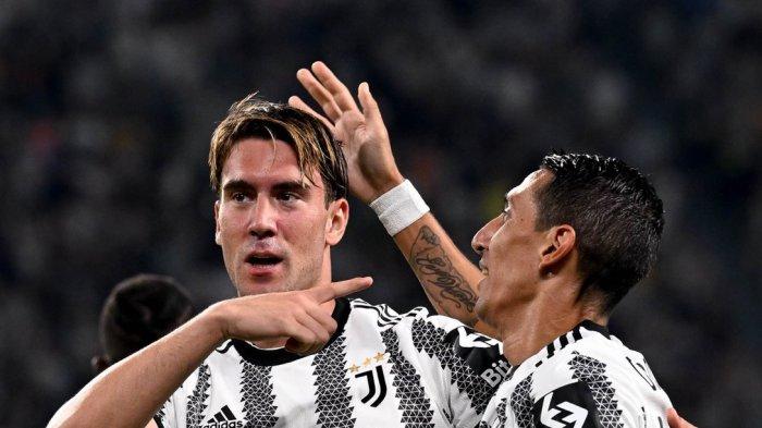 Penyerang Juventus, Dusan Vlahovic dan Angel Di Maria selebrasi usai cetak gol ke gawang Sassuolo