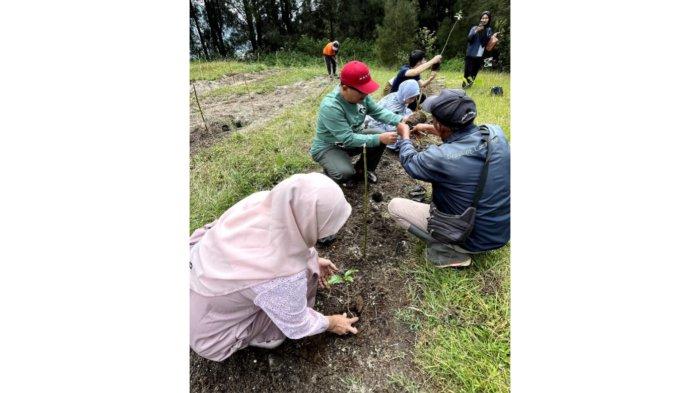 Wisatawan mencoba langsung wisata agro menanam kopi di Taman Simalem Resort, di Kecamatan Merek, Kabupaten Karo, belum lama ini. Wisata tanam kopi ini, ditujukan untuk memberikan pengalaman baru kepada wisatawan yang datang ke Taman Simalem Resort.