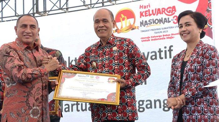 Wakil Bupati Samosir Martua Sitanggang menerima apresiasi penghargaan Harganas kategori 