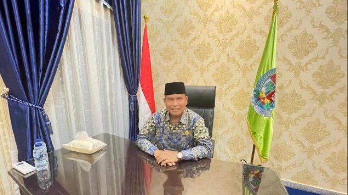 KRITIK PEMKAB: Wakil Ketua DPRD Deli Serdang, Kuzu Serasi Wilson Tarigan ketika ditemui di ruang kerjanya beberapa waktu lalu. Saat ini Kuzu termasuk yang mengkritik keras keputusan Pemkab untuk memPHK honorer