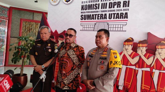 Wakil Ketua Komisi III DPR RI, Ahmad Sahroni (Tengah) Kapolda Sumut Irjen Whisnu Hermawan (Kanan) dan Kajati Sumut Idianto (Kiri) saat diwawancarai di Polda Sumut, Jumat (15/11/2024). Sahroni turut menyoroti seorang jaksa yang bertugas di Kejaksaan Negeri Tapanuli Selatan (Tapsel) bernama Jovi Andrea Bachtiar dituntut 2 tahun penjara oleh rekan sesama jaksa di Pengadilan Negeri Padangsidimpuan.