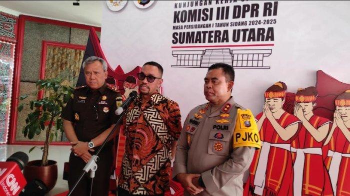 Wakil Ketua Komisi III DPR RI, Ahmad Sahroni (Tengah) Kapolda Sumut Irjen Whisnu Hermawan (Kanan) dan Kajati Sumut Idianto (Kiri) saat diwawancarai soal judi online, Jumat (15/11/2024). Sahroni menyebut transaksi judi online di Sumut meningkat 300 persen.