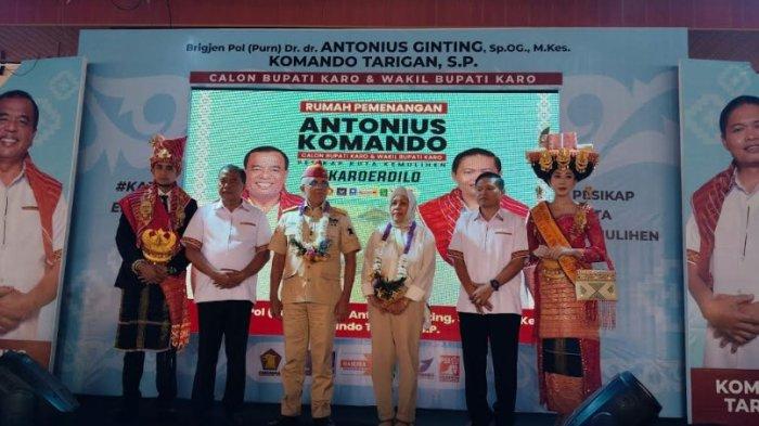 Wakil Ketua Umum DPP Partai Gerindra Mayjen TNI (Purn) Musa Bangun (memakai karangan bunga), hadir di deklarasi pasangan calon Bupati dan Wakil Bupati Karo Antonius Ginting dan Komando Tarigan, di Balai Pertemuan Milala Mas, di Jalan Jamin Ginting, Kabanjahe, Kamis (19/9/2024).