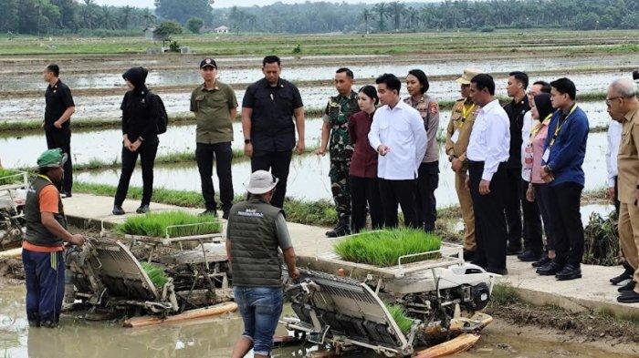 Wakil Presiden Indonesia, Gibran Rakabuming Raka bersama istri, Menteri Pertanian, Andi Amran Sulaiman, Pj Bupati Langkat, Faisal Hasrimy, menghadiri 