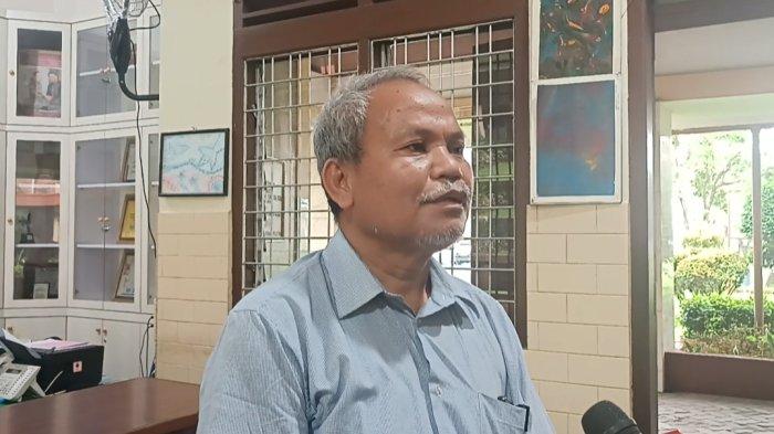 Wakil Rektor III Unika Bidang Kemahasiswaan Charles Sitindaon, saat memberikan keterangan terkait DO dan skorsing mahasiswanya, Senin (11/12/2023).