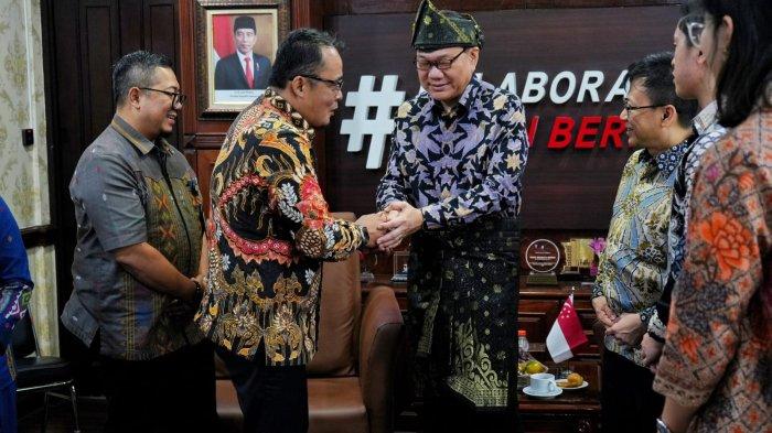 Wakil Wali Kota Medan Aulia Rachman saat memberikan cinderamata Duta Besar (Dubes) Singapore untuk Indonesia, Kwok Fook Seng di Balai Kota, Jum'at (2/8/2023). Dalam kunjungan ini, Aulia mengatakan Pemko membuka peluang bagi para WNA Singapure untuk investasi di Kota Medan. (Tribun Medan/Anisa)