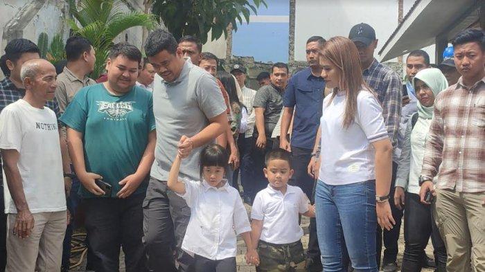 Wali Kota Medan Bobby Nasution dan Ketua TP PKK Kahiyang Ayu datang  ke   Tempat Pemungutan Suara (TPS) 34, Tasbi, Blok VV, Kelurahan Asam Kumbang,  Kecamatan Medan Selayang, Rabu (14/2/2024). Kedatangannya itu untuk  menggunakan hak suaranya pada Pemilu 2024. Anisa