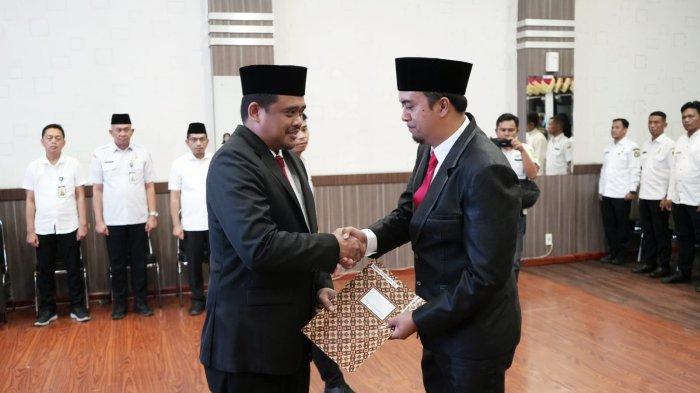 Wali Kota Medan Bobby Nasution melantik Ardian Surbakti, menjadi Direktur Utama Perusahaan Umum Daerah (Dirut PUD) Pembangunan Kota Medan, Rabu (29/5/2024). Dalam pelantikan itu, Bobby berpesan agar Dirut PUD Pembangunan lebih bisa menambah aset untuk Pemko Medan.